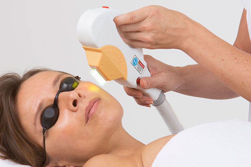 soin du visage par lumière pulsée avec lunettes de protection