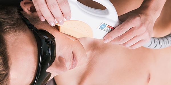 soin lumière pulsée visage homme